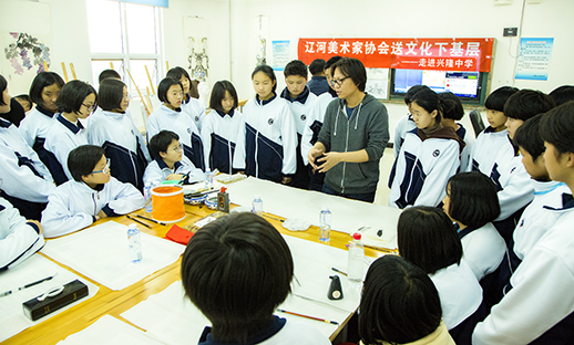 盤錦市興隆臺區(qū)遼河美術家協(xié)會開展“文化進校園”藝術交流活動