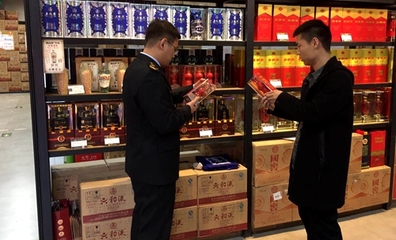 管城區(qū)金岱監(jiān)管所開展酒類專項檢查，強化信息管理服務