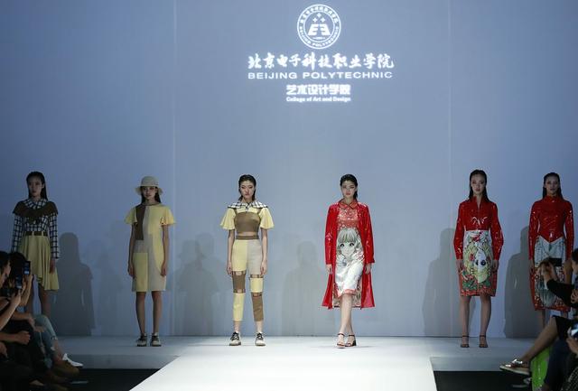{“title”: “北京電子科技職業(yè)學(xué)院錄取分?jǐn)?shù)線參考”, “content”: “北京電子科技職業(yè)學(xué)院是北京市屬的公辦高職院校，也是國(guó)家示范性高等職業(yè)院校，位于北京經(jīng)濟(jì)技術(shù)開(kāi)發(fā)區(qū)。對(duì)于想在北京上高職的考生來(lái)說(shuō)，這所學(xué)校在電子信息、機(jī)電、汽車(chē)、生物醫(yī)藥等專(zhuān)業(yè)方向上有較強(qiáng)的實(shí)力，就業(yè)和校企合作資源也比較豐富。\n\n關(guān)于多少分能上，需要說(shuō)明一點(diǎn) 高職錄取分?jǐn)?shù)線每年都會(huì)根據(jù)招生計(jì)劃、報(bào)考人數(shù)、試題難度等因素變化，不同省份、不同科類(lèi)（物理/歷史或文理）、不同專(zhuān)業(yè)的分?jǐn)?shù)差別也很大，所以沒(méi)有一個(gè)固定的‘多少分一定